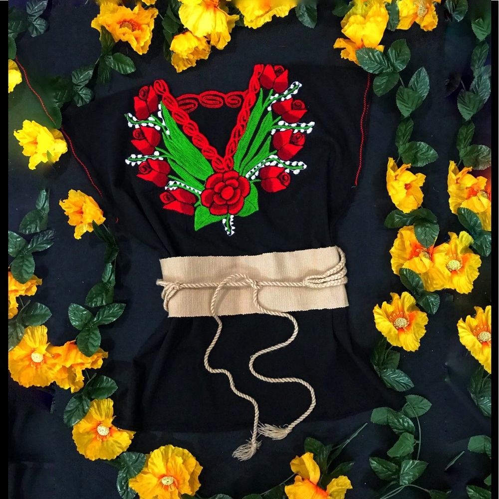 🌺🌷 Beautiful Embroidered Mexican Blouse 🌷🌺